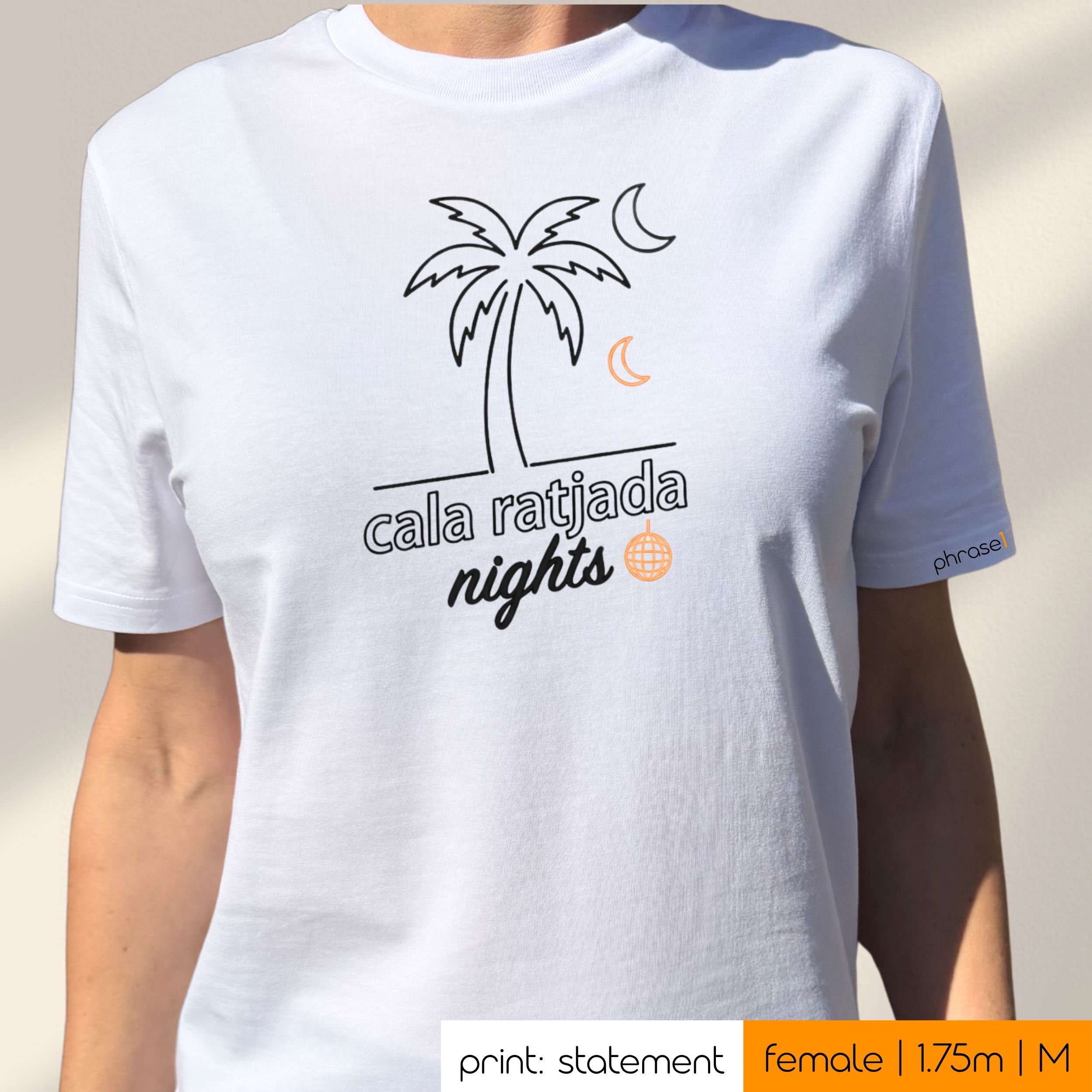 Premium T-Shirt mit Spruch "cala ratjada nights." und Visual. 